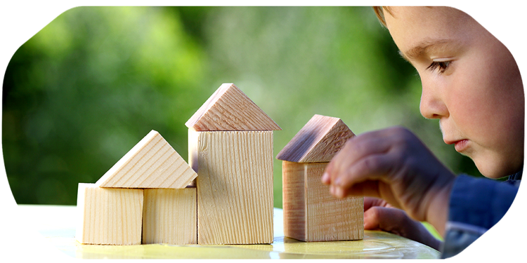 Junge spielt mit Bauklötzen.