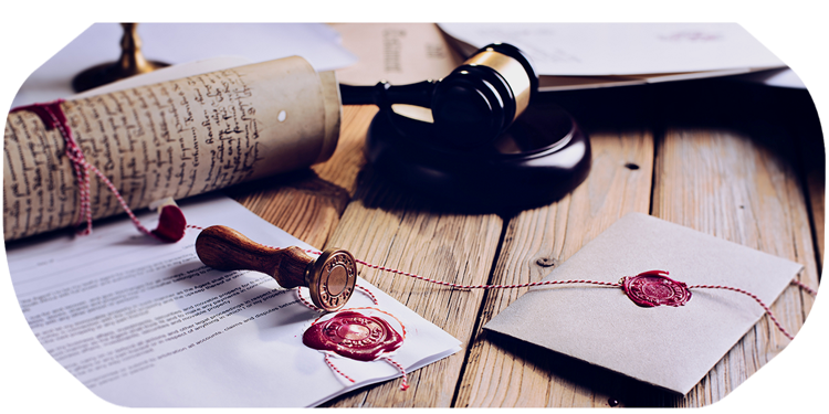 Auf dem Tisch liegen Briefe mit Sigeln