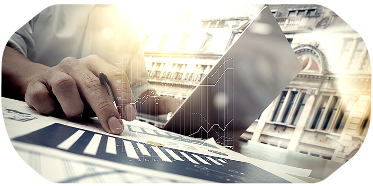 Mann sitzt vor einem Gebäude und tippt auf dem Laptop